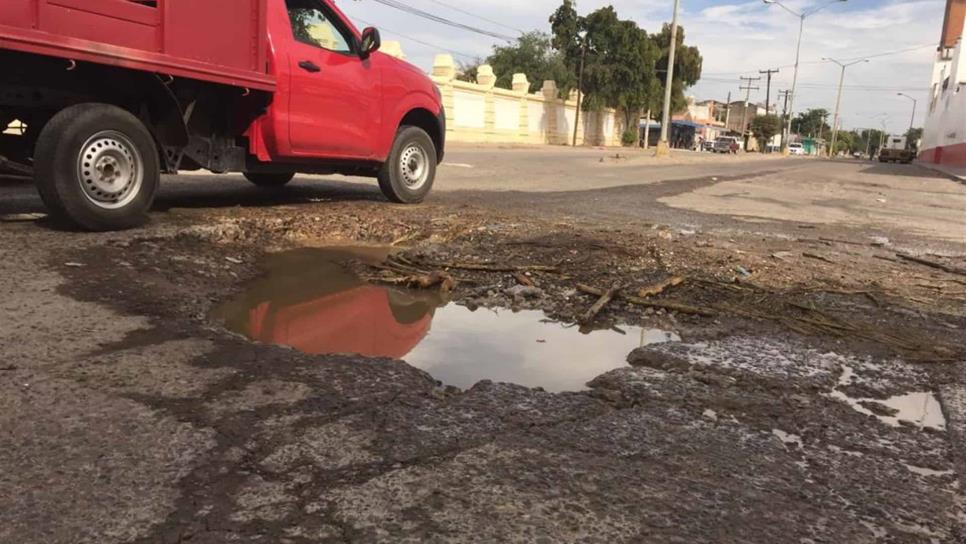 Se hunde pavimento en Mazatlán por fuga de agua potable