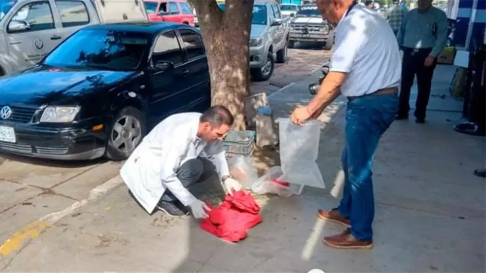 Personal de Periciales recoge indicios del lugar donde encontraron a la bebé.