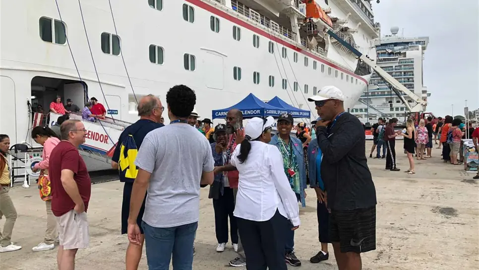 Arriban cruceros a Mazatlán en medio de ligera neblina