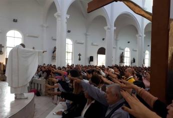 Creyentes acuden a recibir la bendición del Padre Jeringas