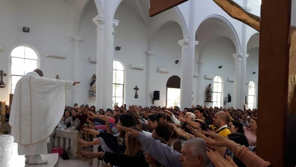 Creyentes acuden a recibir la bendición del Padre Jeringas