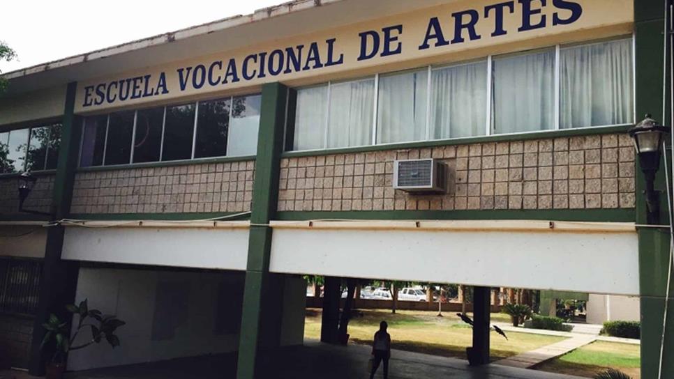 Personal de la Escuela Vocacional de Artes labora bajo protesta