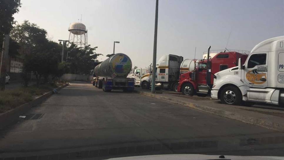 Saturan pipas de combustible estación de Pemex en Mazatlán