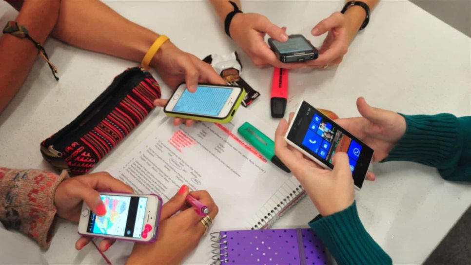 Adolescentes mexicanos tienen el celular en la mano la mitad del día
