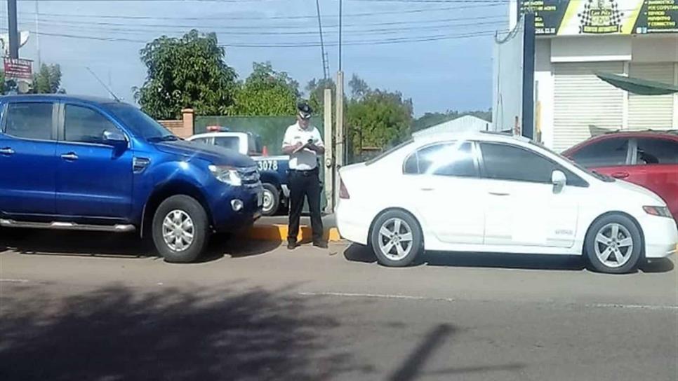 Retiran de vialidades vehículos mal estacionados en Culiacán