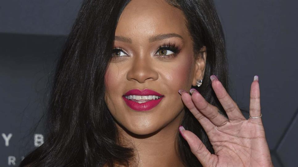 Rihanna demanda a su padre por el uso de marca Fenty