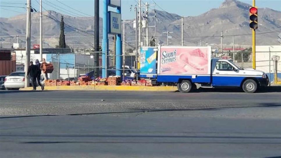 Camión de Marinela tira cajas con pastelitos y la gente ayuda a recogerlas