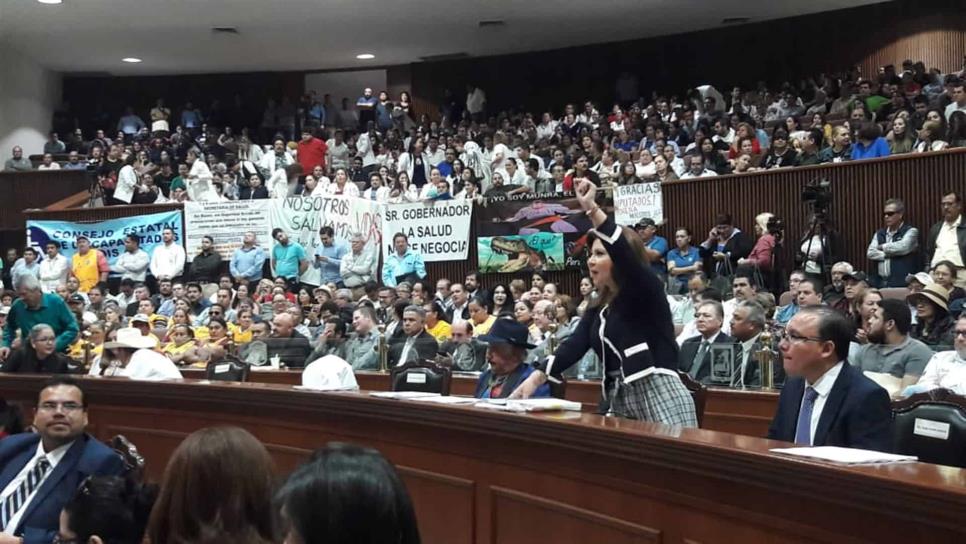 Por desorden, diputada pide desalojo de manifestantes