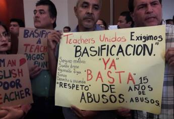 Teachers se manifiestan en el Congreso local