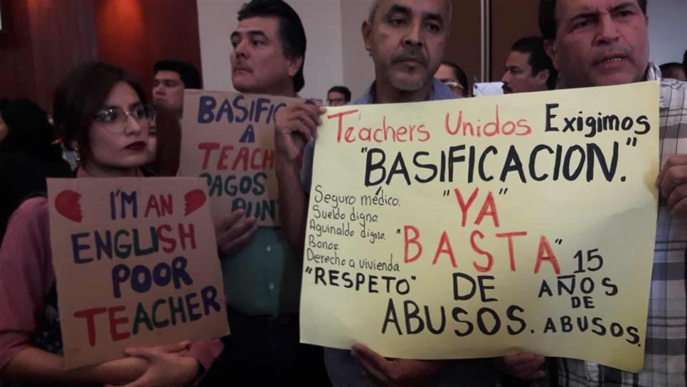 Teachers se manifiestan en el Congreso local