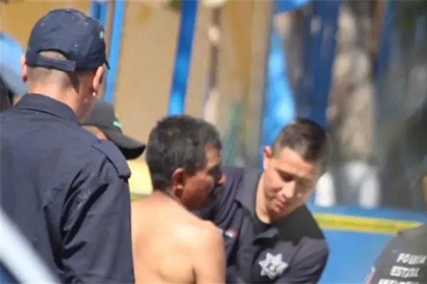Hombre toma a niños de rehenes en escuela de Nayarit Hombre toma a niños de rehenes en escuela de Nayarit