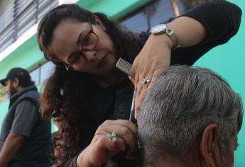 Realizan cortes de cabello gratuitos a adultos mayores