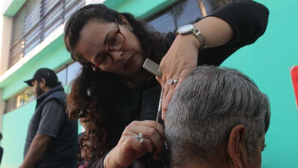 Realizan cortes de cabello gratuitos a adultos mayores