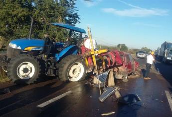 Choca camioneta con tractor y le desprende nodriza con amoniaco