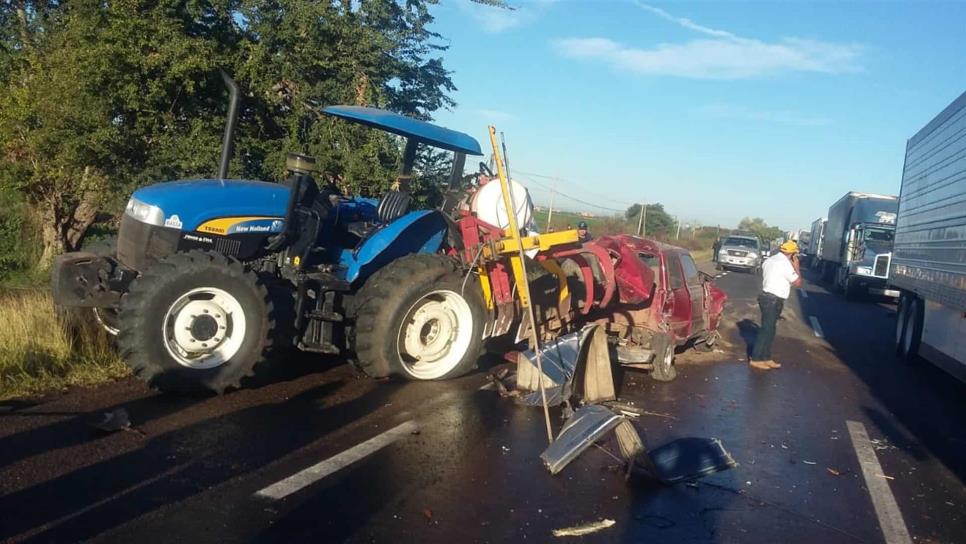 Choca camioneta con tractor y le desprende nodriza con amoniaco