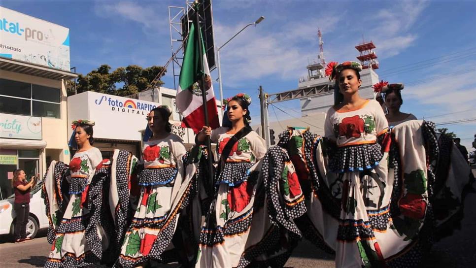 Desfilan por el 198 aniversario de la Bandera de México