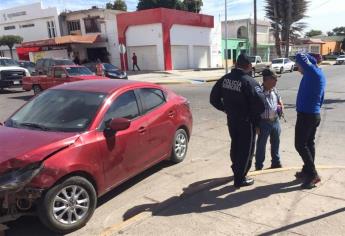 Se pasa alto y choca contra patrulla de Tránsito