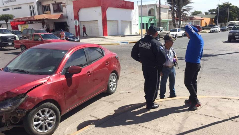 Se pasa alto y choca contra patrulla de Tránsito