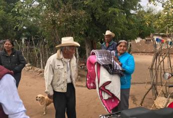 Entregan apoyos invernales a familias de la zona serrana