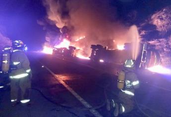 Vuelca y arde un pipa en la autopista Mazatlán-Tepic