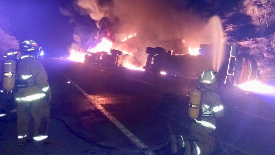 Vuelca y arde un pipa en la autopista Mazatlán-Tepic