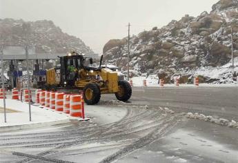 Retiran nieve en carretera La Rumorosa-Tecate para mantener circulación