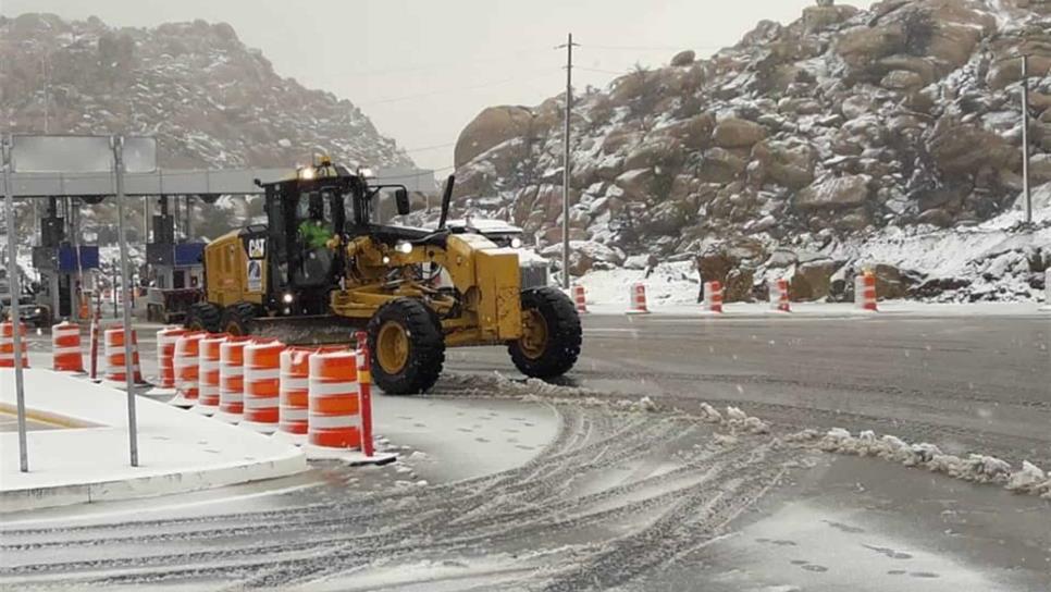 Retiran nieve en carretera La Rumorosa-Tecate para mantener circulación