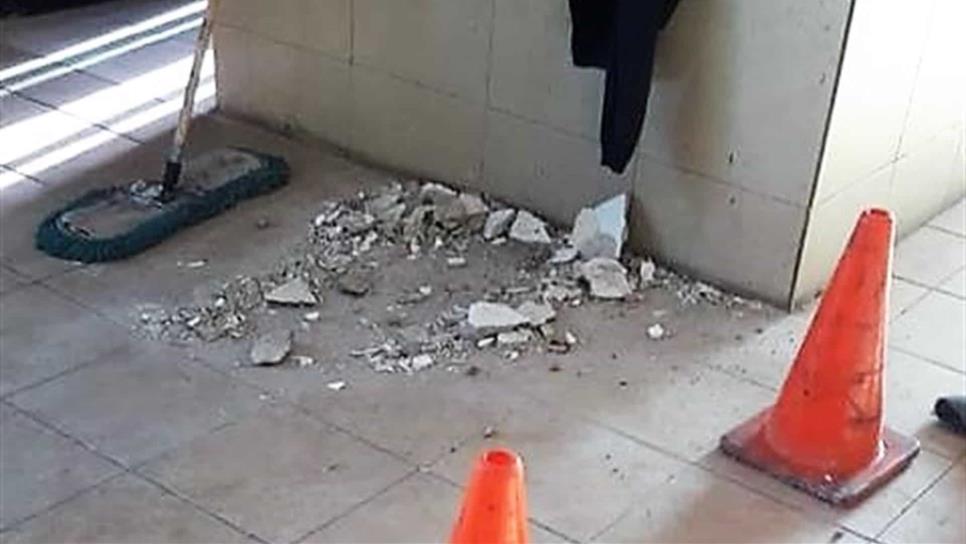 Cae pedazo de enjarre del techo en escuela de Los Mochis