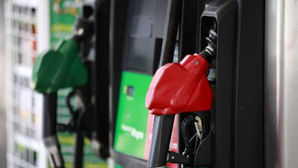 Ciudadanos se asesoran con Profeco por incremento a gasolina