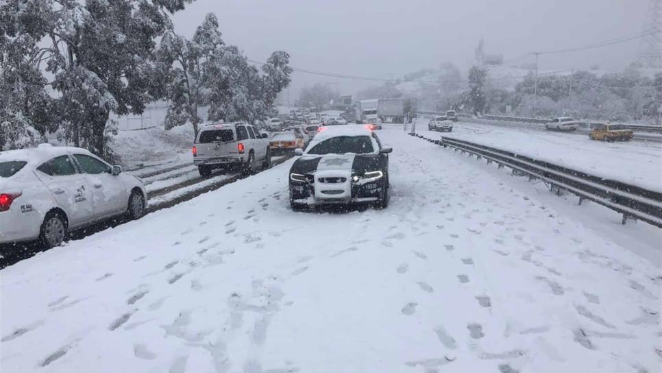 Reportan cierres carreteros por caída de nieve en Chihuahua