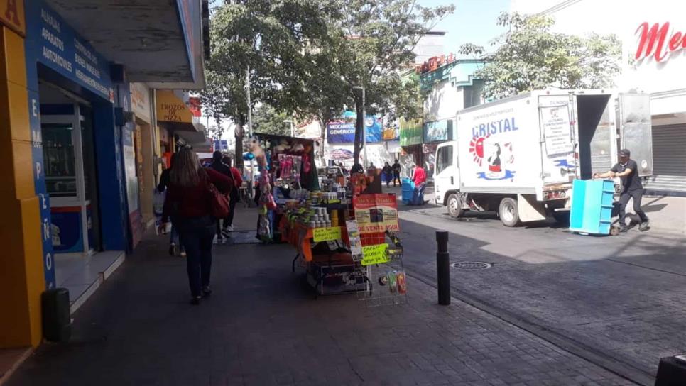 Retiran 20 ambulantes del ISSSTE en Culiacán