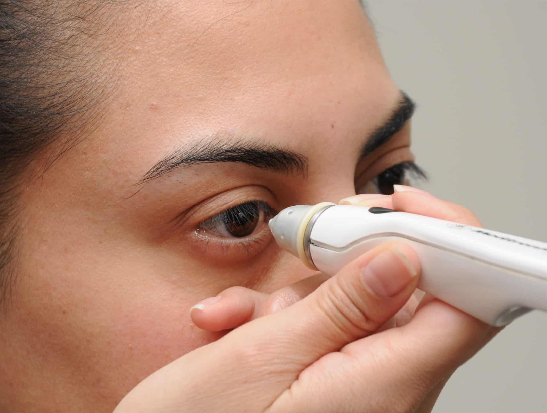 Mujeres tienen más problemas de la vista que los hombres