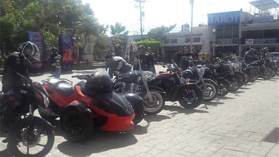 Los motociclistas se plantaron afuera del Ayuntamiento. FOTO: Ana Lidia Avilés.