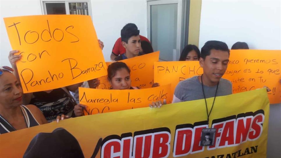 Se manifiestan fans de Pancho Barraza en el Ayuntamiento de Mazatlán