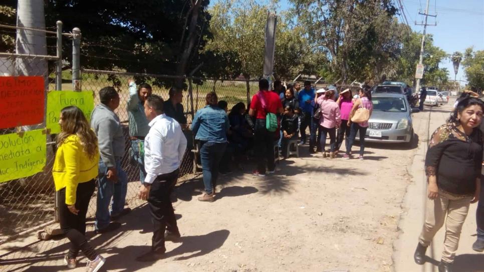 Maestros que mantienen toma del departamento Indígena acudirán a la SEPyC en Culiacán