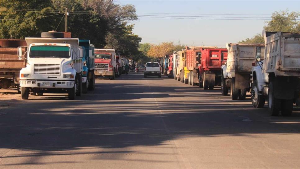 Transportistas de carga se plantan contra Japama por adeudos