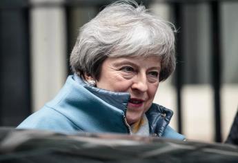 May anuncia su salida, pide a diputados apoyen el Brexit