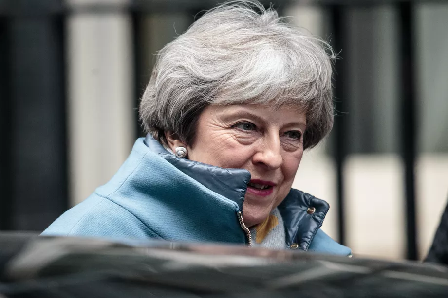 May anuncia su salida, pide a diputados apoyen el Brexit