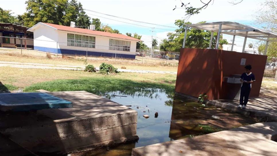 Otra escuela afectada por el colapso de drenajes en Los Mochis