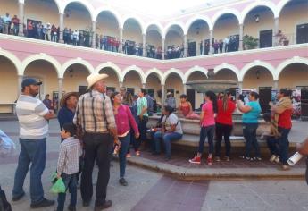 Llegan inconformes del plebiscito a Palacio Municipal de El Fuerte