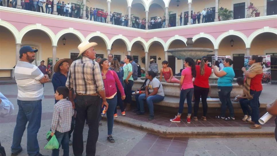 Llegan inconformes del plebiscito a Palacio Municipal de El Fuerte