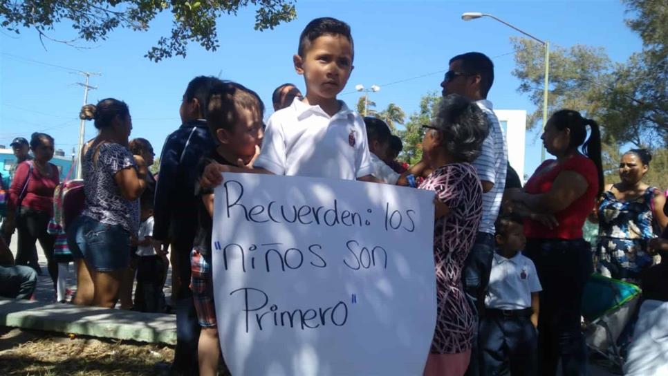 Bloquean avenida alumnos de preescolar y padres de familia, en Mazatlán
