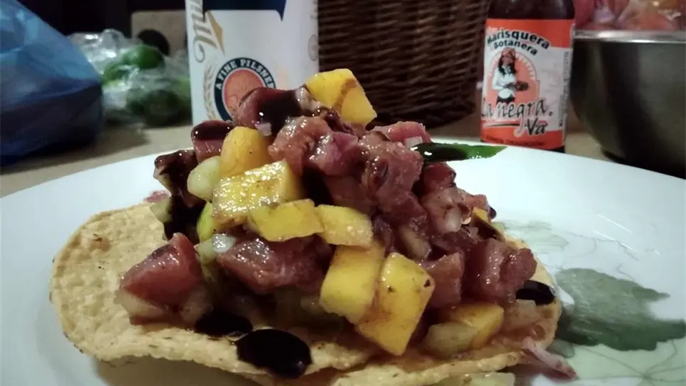 Tostada de ceviche de atún con mango. FOTO: Iván Rodríguez.
