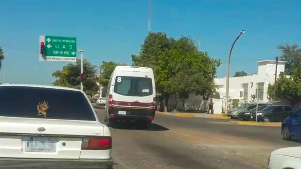 Captan a chofer de sprinter pasándose semáforos en rojo