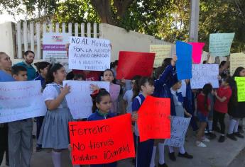 Protestan padres y maestros por banqueta inconclusa en Culiacán