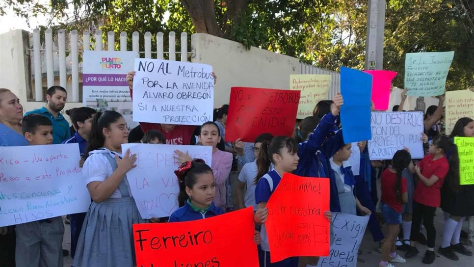 Protestan padres y maestros por banqueta inconclusa en Culiacán