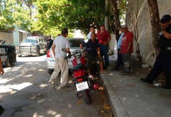 Balean a policía en intento de despojo de motocicleta