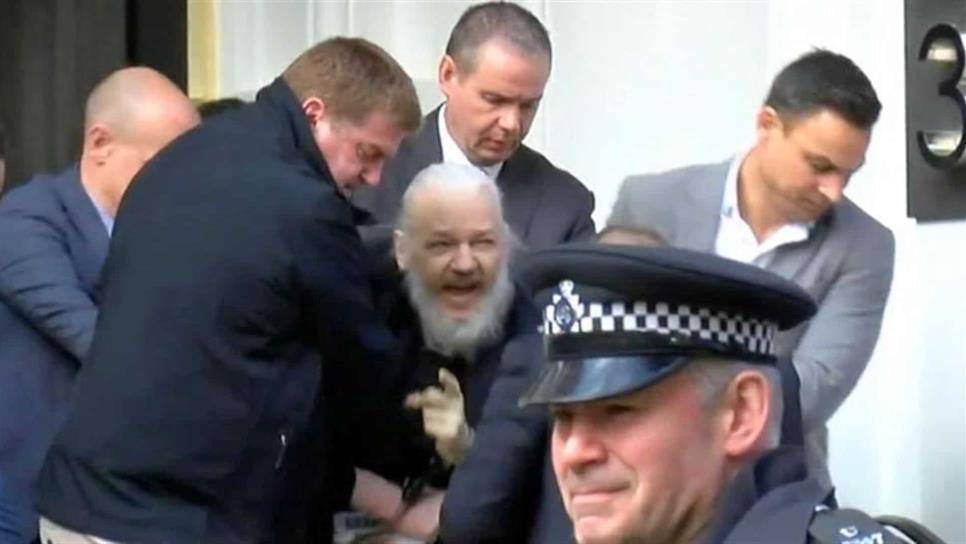 Condenan a Assange a 50 semanas de cárcel por violar libertad bajo fianza