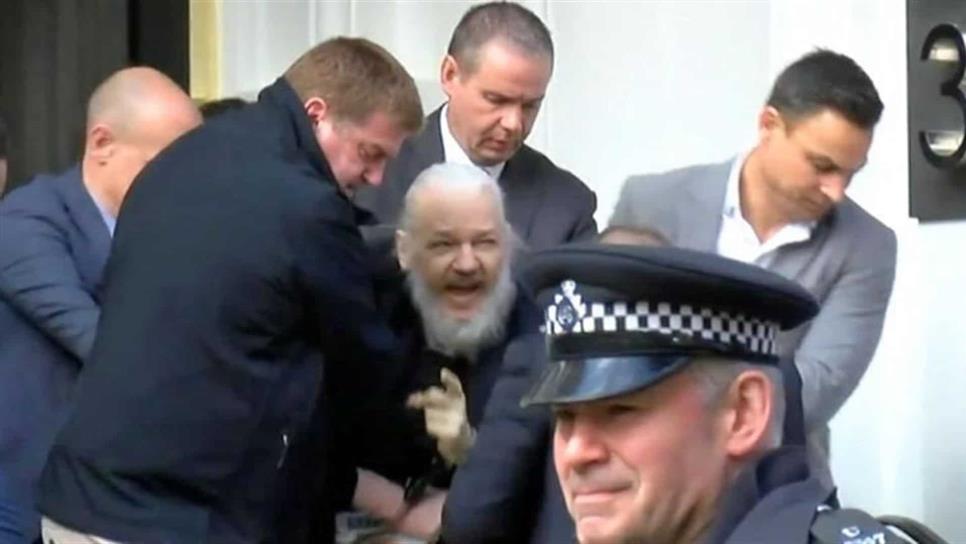 Julian Assange es arrestado por la policía británica