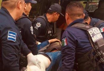 Policías municipales auxilian a jóvenes accidentados en Culiacán